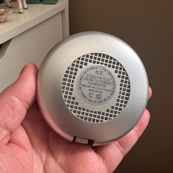 New  MAC STUDIO FIX TECH
CREAM-TO-POWDER FOUNDATION, N18. - Picture 7 of 9